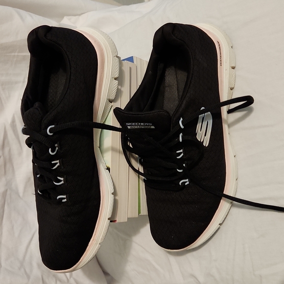 Skechers waterproof air cooled memory foam shoes size 8.5 - Picture 1 of 4